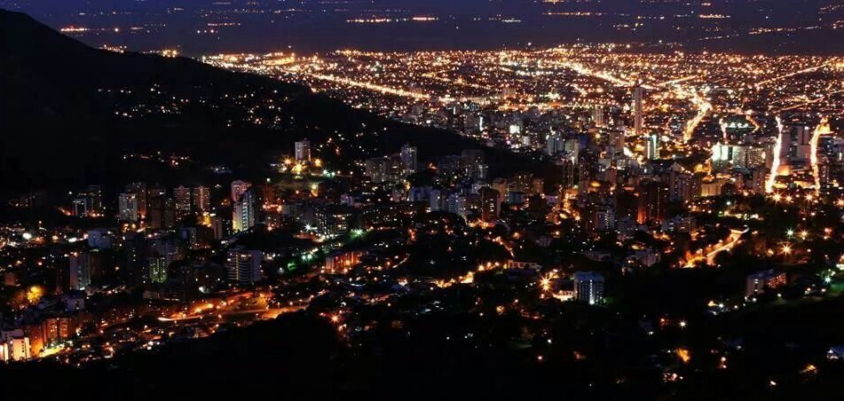 Vista panorámica de Cali desde un techo